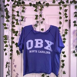 Cropped Outer Banks loose-fitting T-shirt.